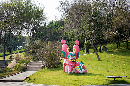 中国山东省青岛雕塑园内彩绘泥塑风格老虎雕塑