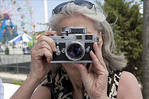 老年,女人,拍照,康尼岛,纽约,美国
