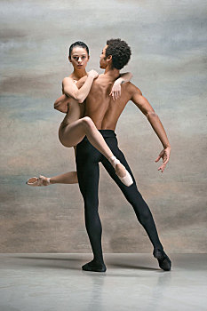 情侣,跳芭蕾,姿势,上方,灰色背景