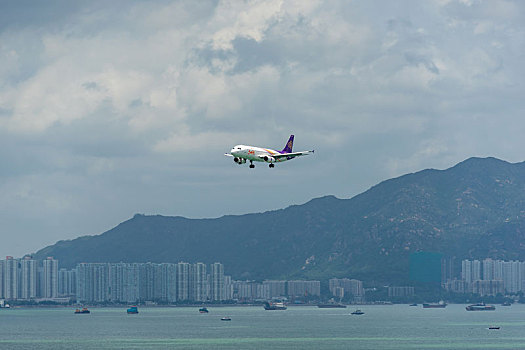 一架泰国微笑航空的客机正降落在香港国际机场