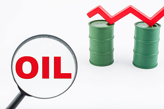 绿色油桶和放大镜,原油油价主题微距图片
