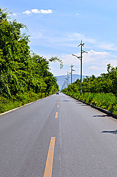 蓝天下的公路