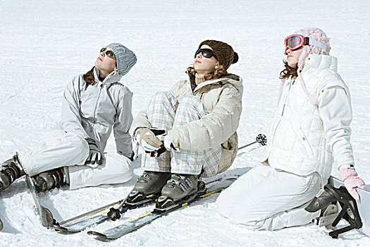三个,少女,滑雪,坐,雪中,戴着,墨镜,头部,背影