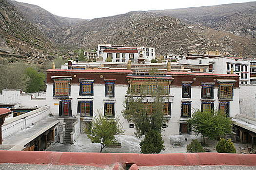 西藏哲蚌寺内的建筑群