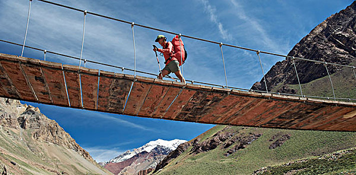 女人,桥,上方,河,阿空加瓜山,安第斯山,山峦,蒙多扎省,阿根廷