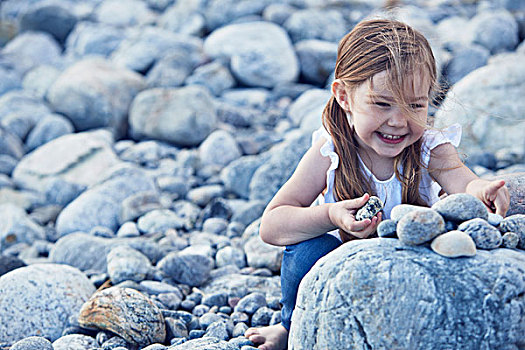 女孩,岩石,海滩