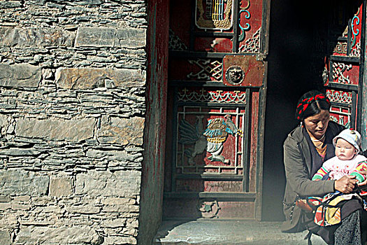 门口坐着的藏族母子
