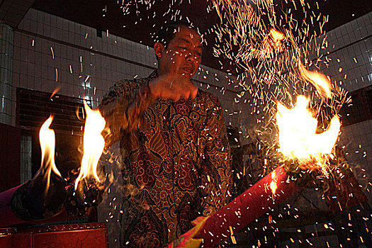一个,男人,亮光,大,熏香,局部,仪式,春节,印度尼西亚,二月,2008年