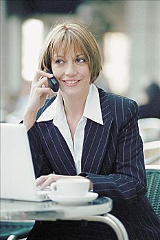 职业女性,笔记本电脑,手机,咖啡