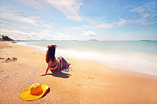 坐在沙滩上看海的女性