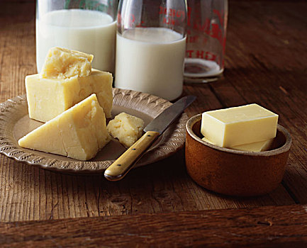 奶酪,黄油,奶瓶,木桌子
