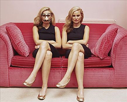 两个女人,沙发,一个,穿,搞笑,伪装