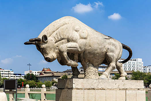 中国河南省开封市包公湖湖畔奋牛雕塑