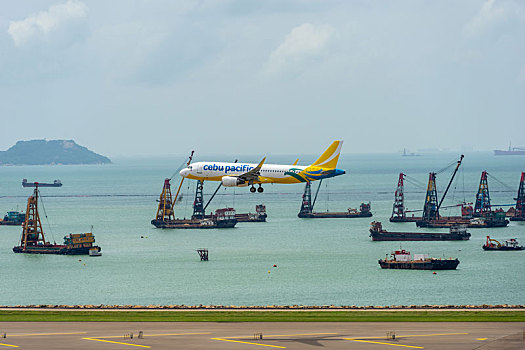 一架宿务太平洋航空的客机正降落在香港国际机场