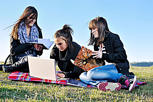 群体,少女,女人,户外,开心,学习,家庭作业,笔记本电脑