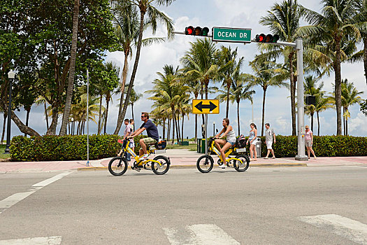 情侣,骑,电,自行车,海滨大道,南海滩,迈阿密,佛罗里达,美国,北美