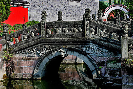 重庆梁平双桂堂放生池上石拱桥曲栏上的石刻