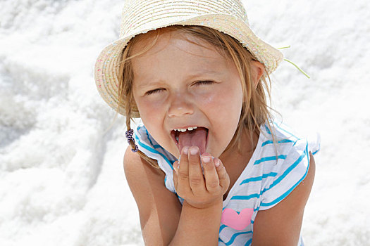 女孩,遮阳帽,舔,手指,海滩,头像,特拉帕尼,西西里,意大利