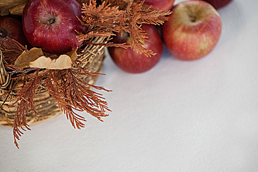 上方,红苹果,秋叶,柳条篮,白色背景
