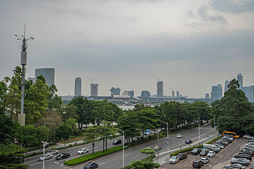 羊城广州夏天周末的下午临江大道上的车流与建筑