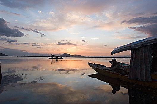 湖,黄昏,斯利那加,查谟-克什米尔邦,印度