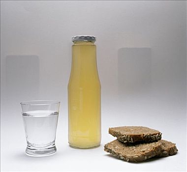 玻璃杯,矿泉水,瓶子,面包片
