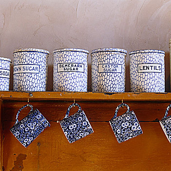 蓝色,白色,大杯,悬挂,下方,架子,旧式,瓷釉,罐