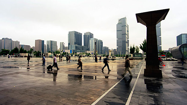 雨后郑州东站广场