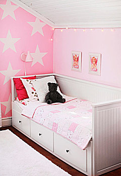 白色,木质,床,抽屉,粉色,阁楼,卧室,墙壁,小天使