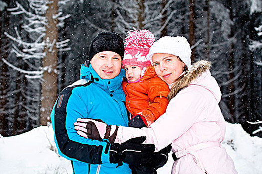 年轻家庭,雪,木