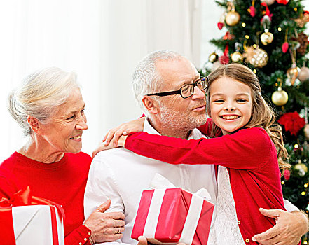 家庭,休假,圣诞节,人,概念,微笑,祖父母,孙女,礼盒,坐,沙发,在家