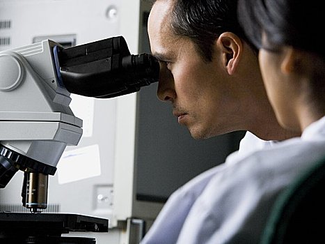 男性,实验室技术员,张望,显微镜