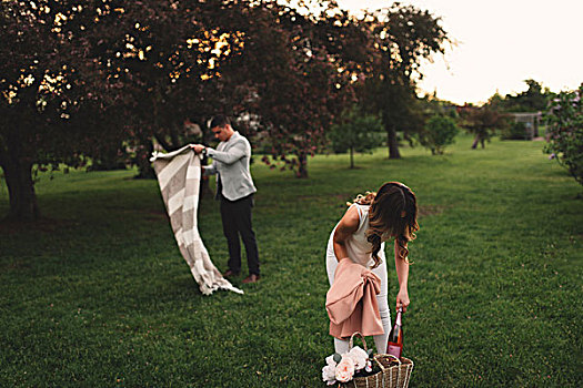 年轻,情侣,准备,野餐毯,粉色,香槟,公园,黄昏
