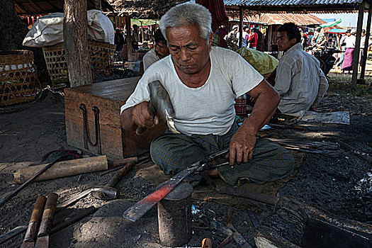 男人,锻工,大砍刀,陆地,市场,茵莱湖,掸邦,缅甸,亚洲