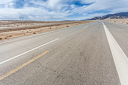 中国西部荒野道路