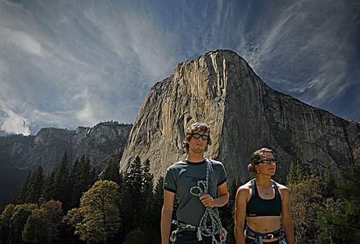 两个,攀岩者,正面,船长峰,岩石构造,优胜美地国家公园,加利福尼亚,美国