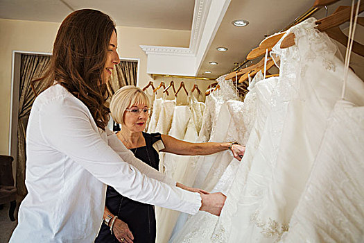 两个女人,年轻,新娘,成熟,销售助理,看穿,轨道,婚纱