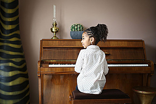 小女孩,演奏,钢琴