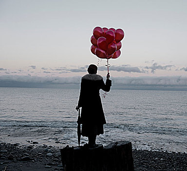 女人,拿着,束,红色,气球,站立,大,浮木,树桩,海滩
