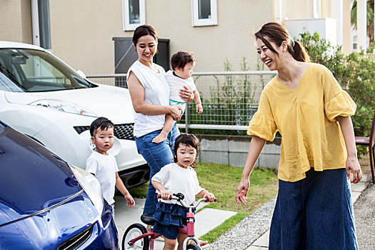 两个,微笑,日本人,女人,三个,小孩,站立,靠近,停车,街道