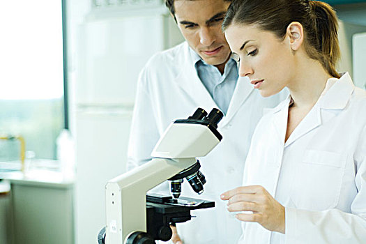 男性,女性,科学家,站立,显微镜