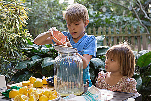男孩,孩子,姐妹,倒出,柠檬汁,柠檬水,花园桌