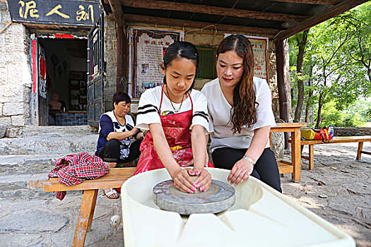 山东枣庄,古村落里体验泥塑制作