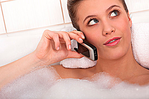 女青年,浴缸,打手机