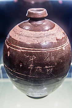 上海博物馆的西夏灵武窑黑釉西夏文瓶