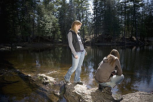 两个女人,站立,旁侧,湖