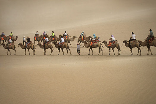 中国甘肃敦煌鸣沙山沙漠与驼队景观