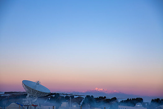 新疆乌鲁木齐南山日落下的天文望远镜与山峰