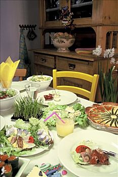 复活节食品,沙拉,面包片,青鱼,芦笋乳蛋饼,黄色,椅子,自助餐,背景