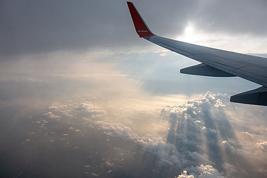 从济州航空客机的机翼看天空的黄昏景观